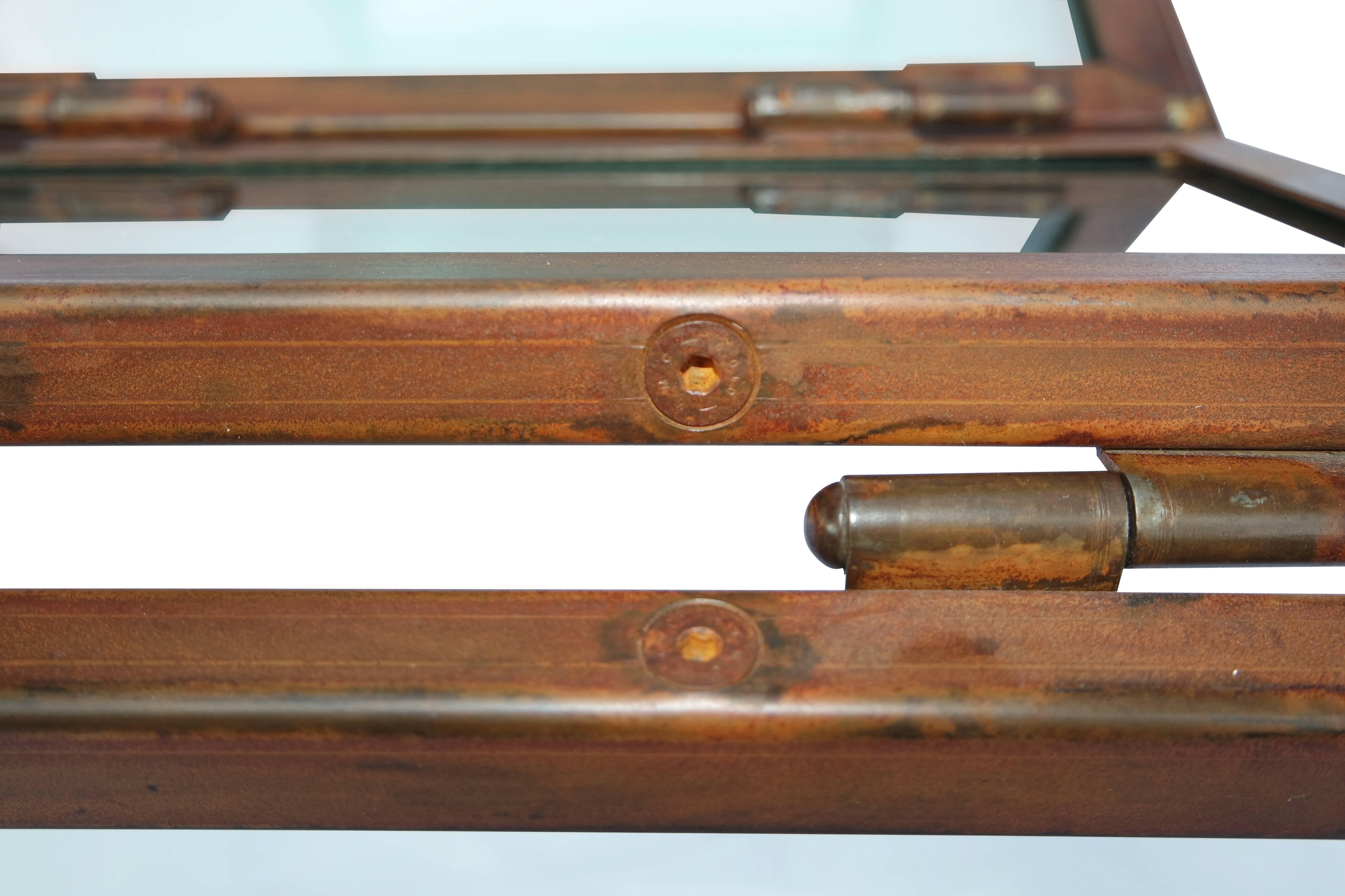 Esta silla plegable está fabricada en Italia con vidrio y acero reciclados y de origen local. Tras su reutilización, el acero utilizado se trató superficialmente con una solución acuosa de vinagre y sal gorda sin refinar, y luego se trató con cera