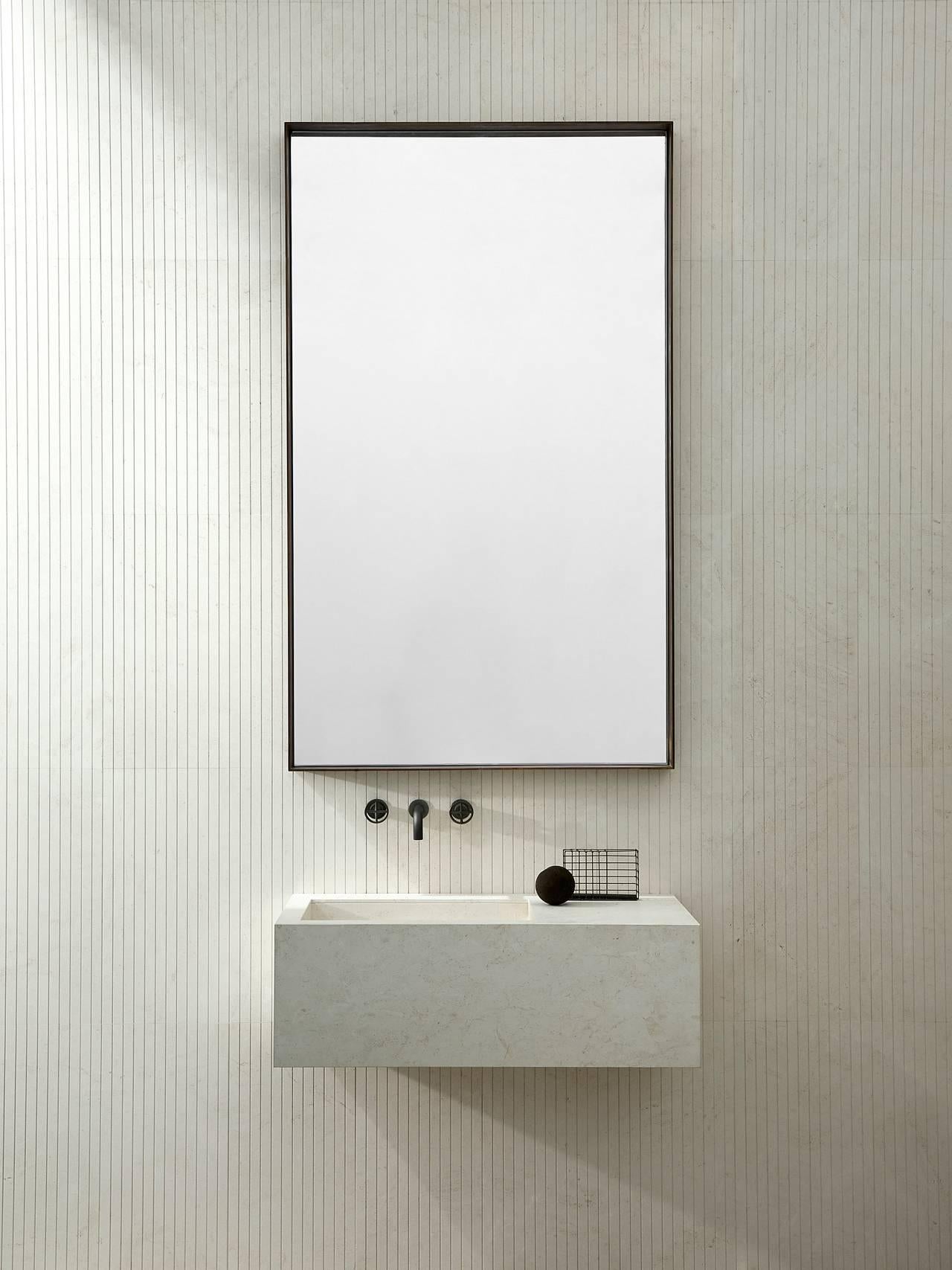 The depth of the burnished brass frame is the defining feature of the Quadro mirror. At 7.5 cm, it not only creates a bold aesthetic effect, but is also highly practical in a bathroom, allowing you to place objects on what effectively becomes a