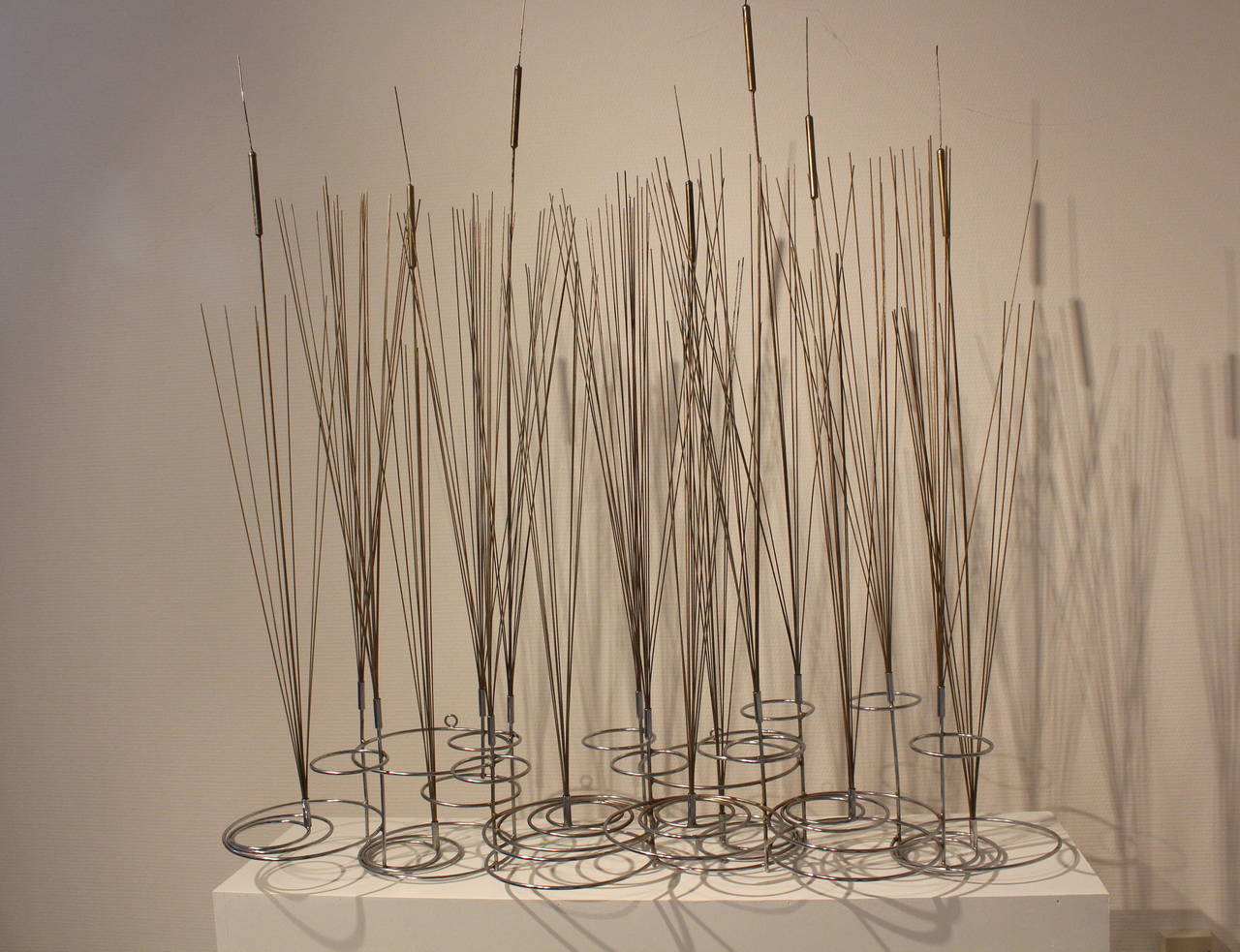 A beautiful mobile sculpture representing a cattail plant in a pool of water. A truly romantic representation by Curtis Jere, circa 1970.
Possible to hang on the wall in a vertical position by two hooks integrated into the sculpture.

Worldwide