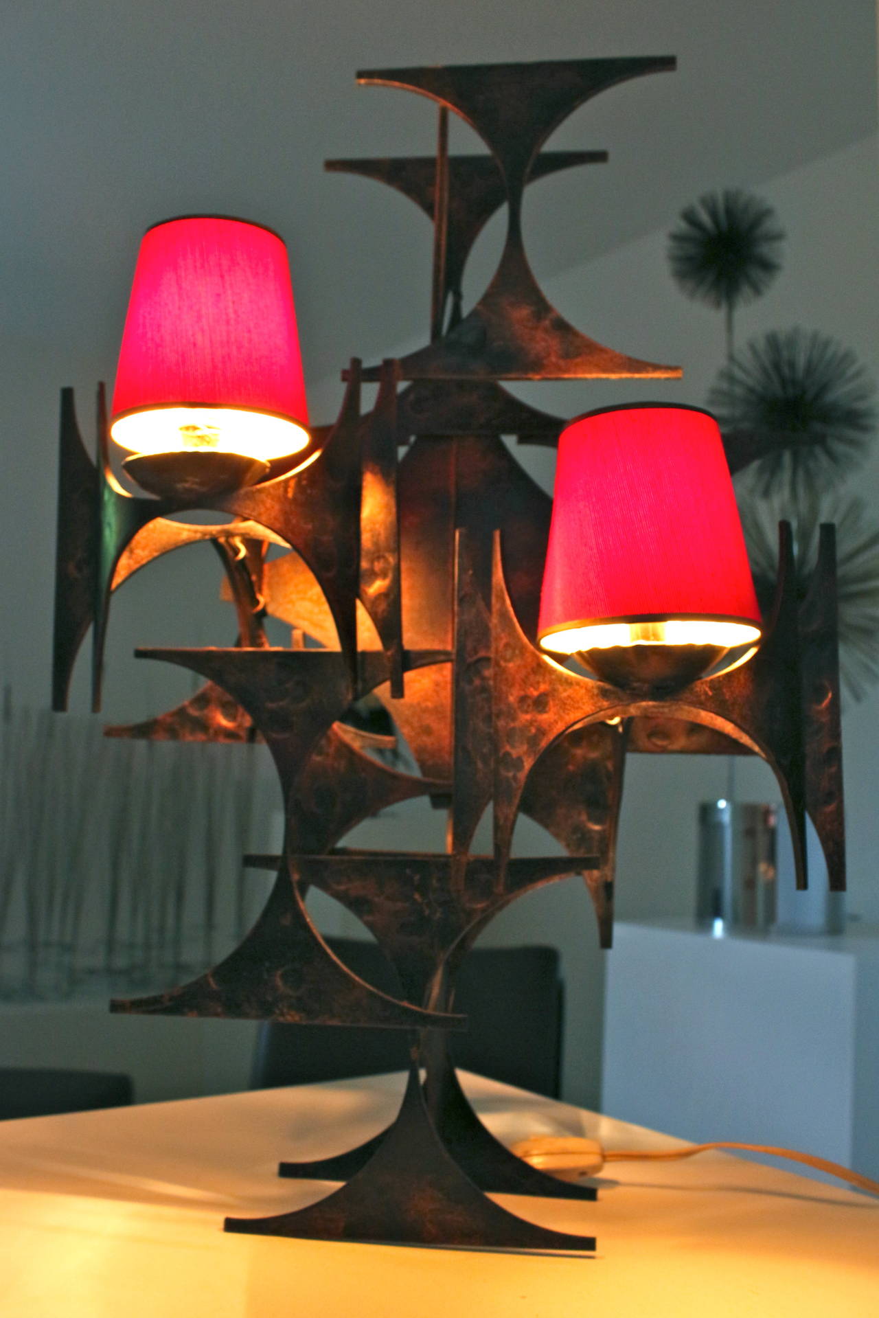A 1970's Brutalist Patinated Iron Wall Sconce Scupture Wall Lamp In Excellent Condition For Sale In Paris, FR