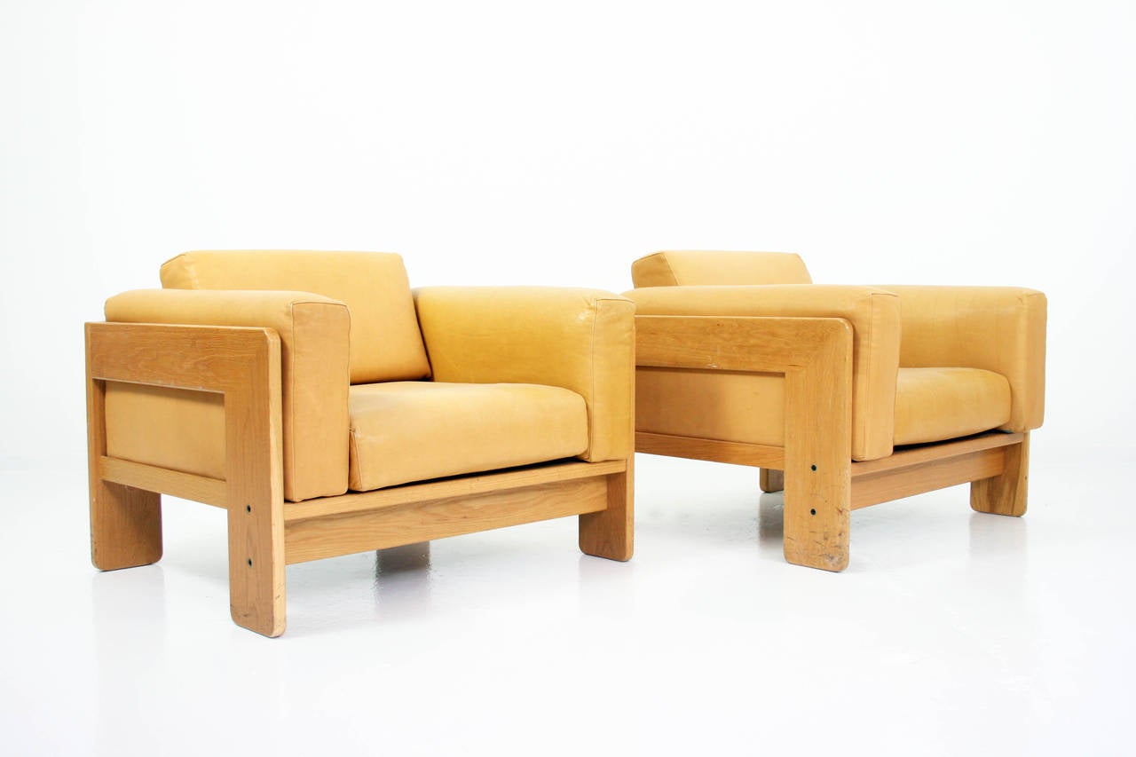 Amazing pair of club chairs model Bastiano designed by Afra & Tobia Scarpa for Simon Gavina, Italy 1968. These chairs have an oak frame and tan leather upholstery. The chairs are in great condition, the leather has a nice patina from age free of