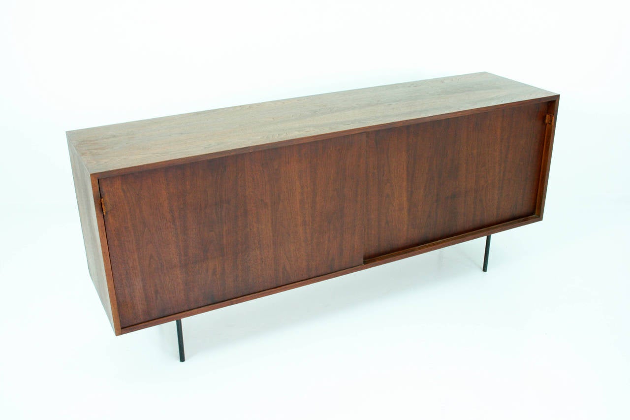 Early Florence Knoll Model 116 Walnut Credenza In Good Condition In Chicago, IL