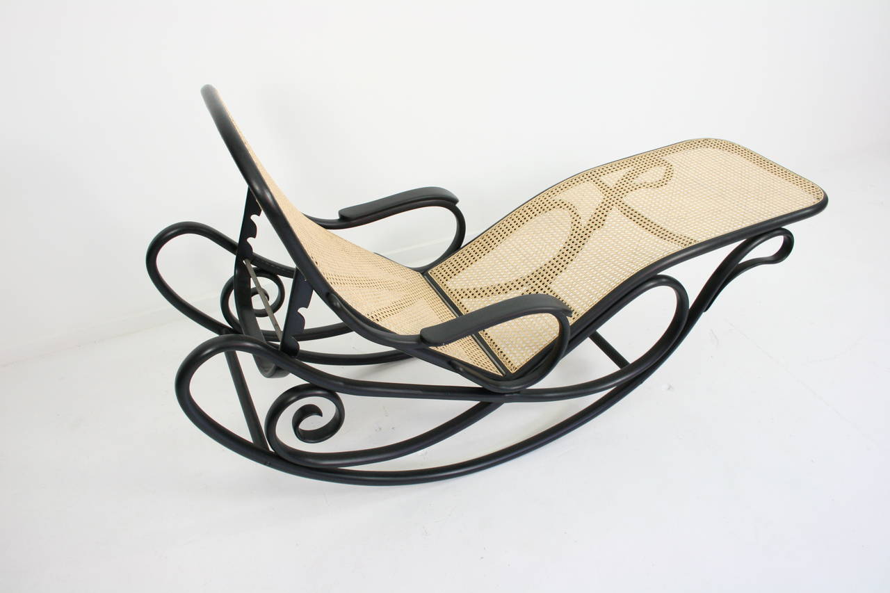 Gebruder Thonet Rocking Chaise Longue, Model Number 7500, Austria, 1880-1883 In Excellent Condition In Chicago, IL