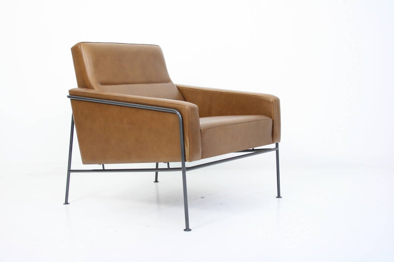 Mid-Century Modern Chaise longue en cuir Arne Jacobsen Série 3300