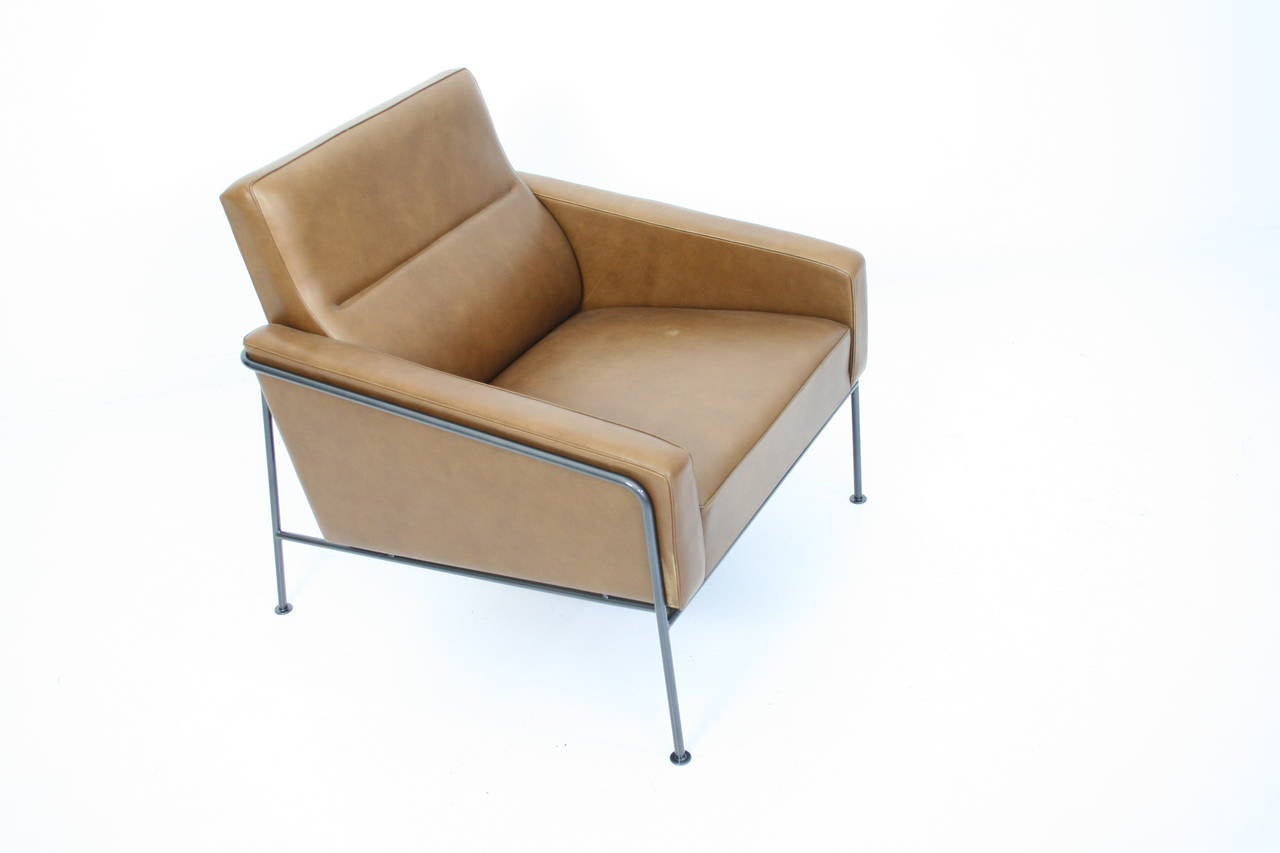 Chaise longue Arne Jacobsen Série 3300 en cuir brun doux et cadre gris foncé.

Période : 1950-1959