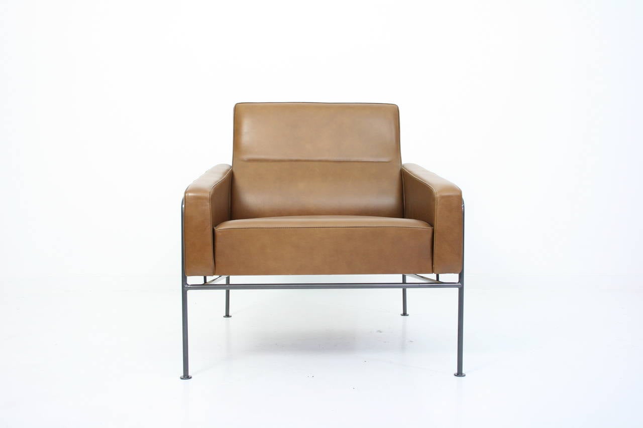 Poudré Chaise longue en cuir Arne Jacobsen Série 3300