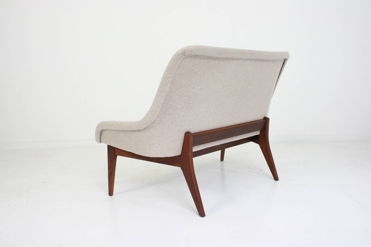 Danish Modern Sculptural Settee in Wool Maharam Fabric on Solid Walnut Frame In Excellent Condition In Chicago, IL