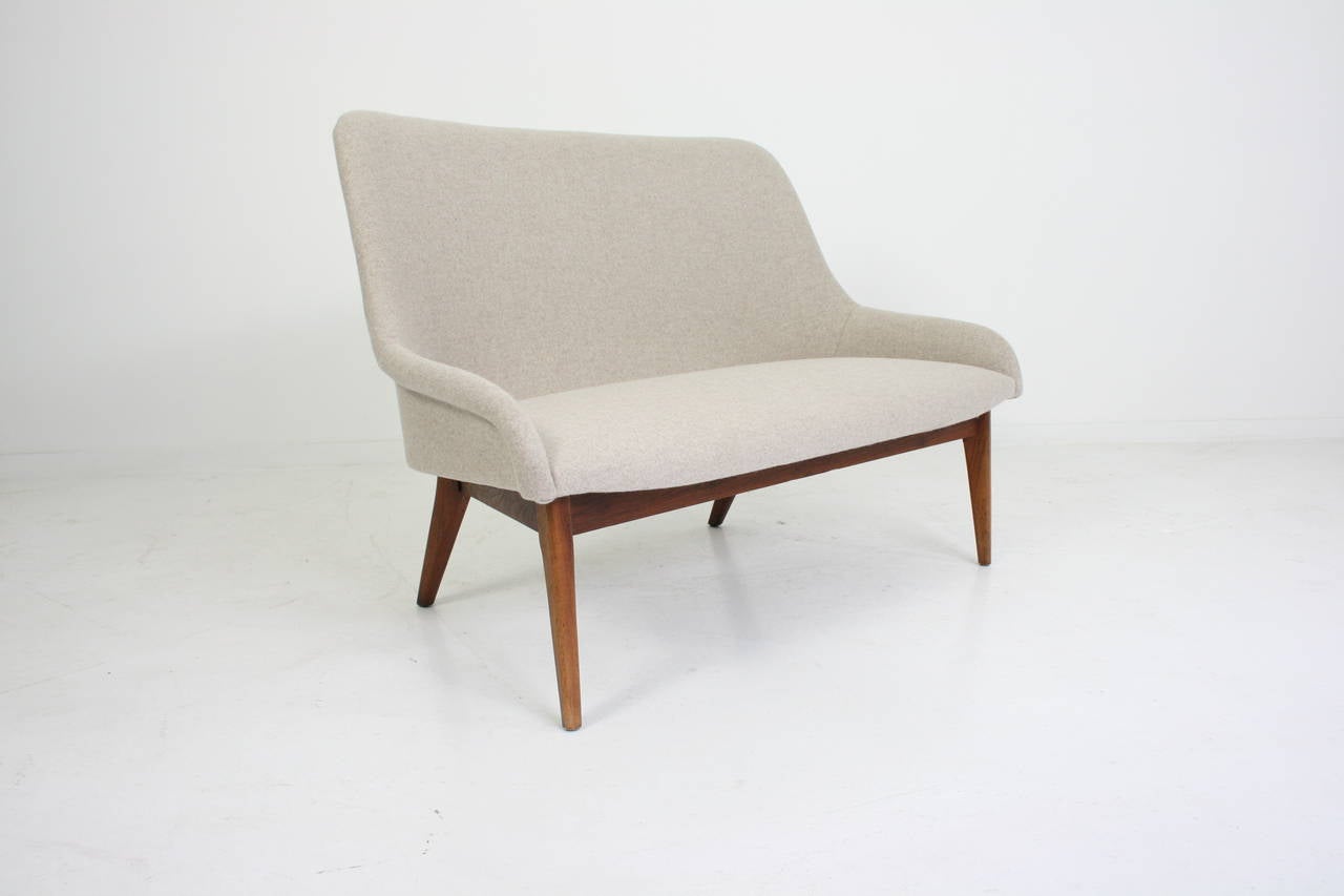 Danish Modern Sculptural Settee in Wool Maharam Fabric on Solid Walnut Frame 3