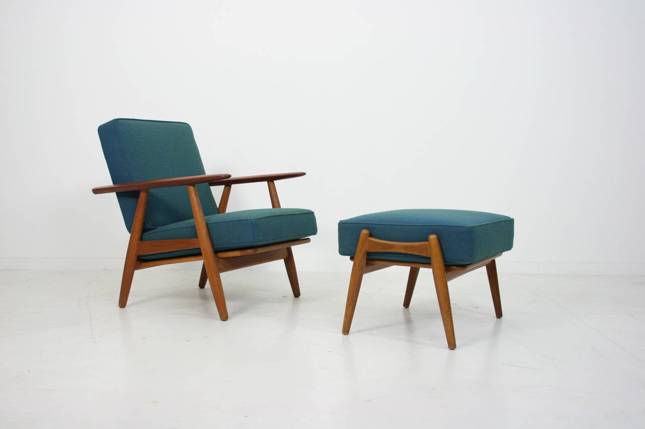 Hans J. Wegner GE-240 “Cigar” lounge chair for GETAMA.

This example comes with oak frame and teak armrests. The fabric is Maharam Hallingdal in a beautiful blue green.

Perfect!