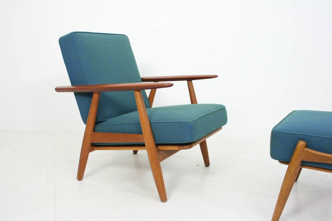 Hans J. Wegner GE-240 “Cigar” Lounge Chair for GETAMA In Excellent Condition In Chicago, IL