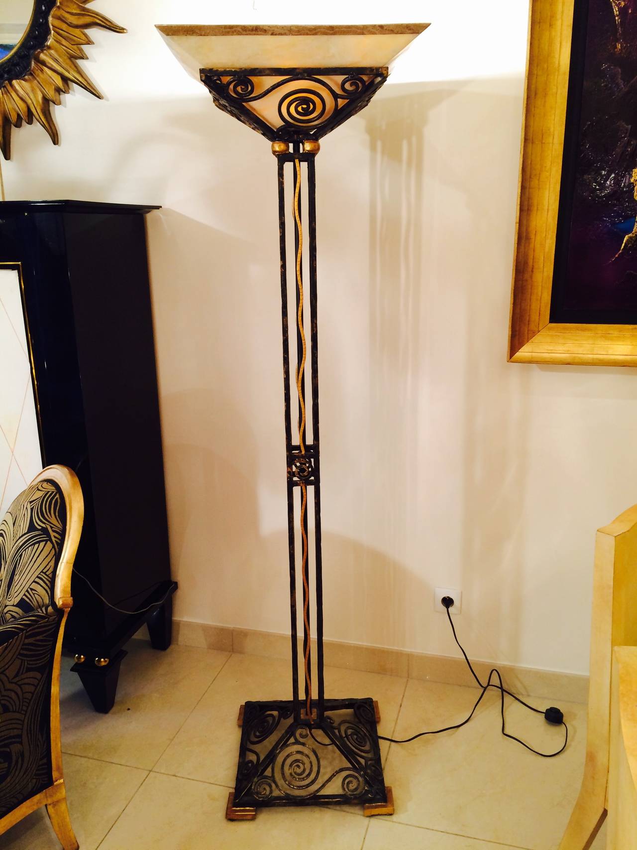 Very beautiful Art Deco floor lamp.
Wrought iron with black and gold patina.
The top is I marble.