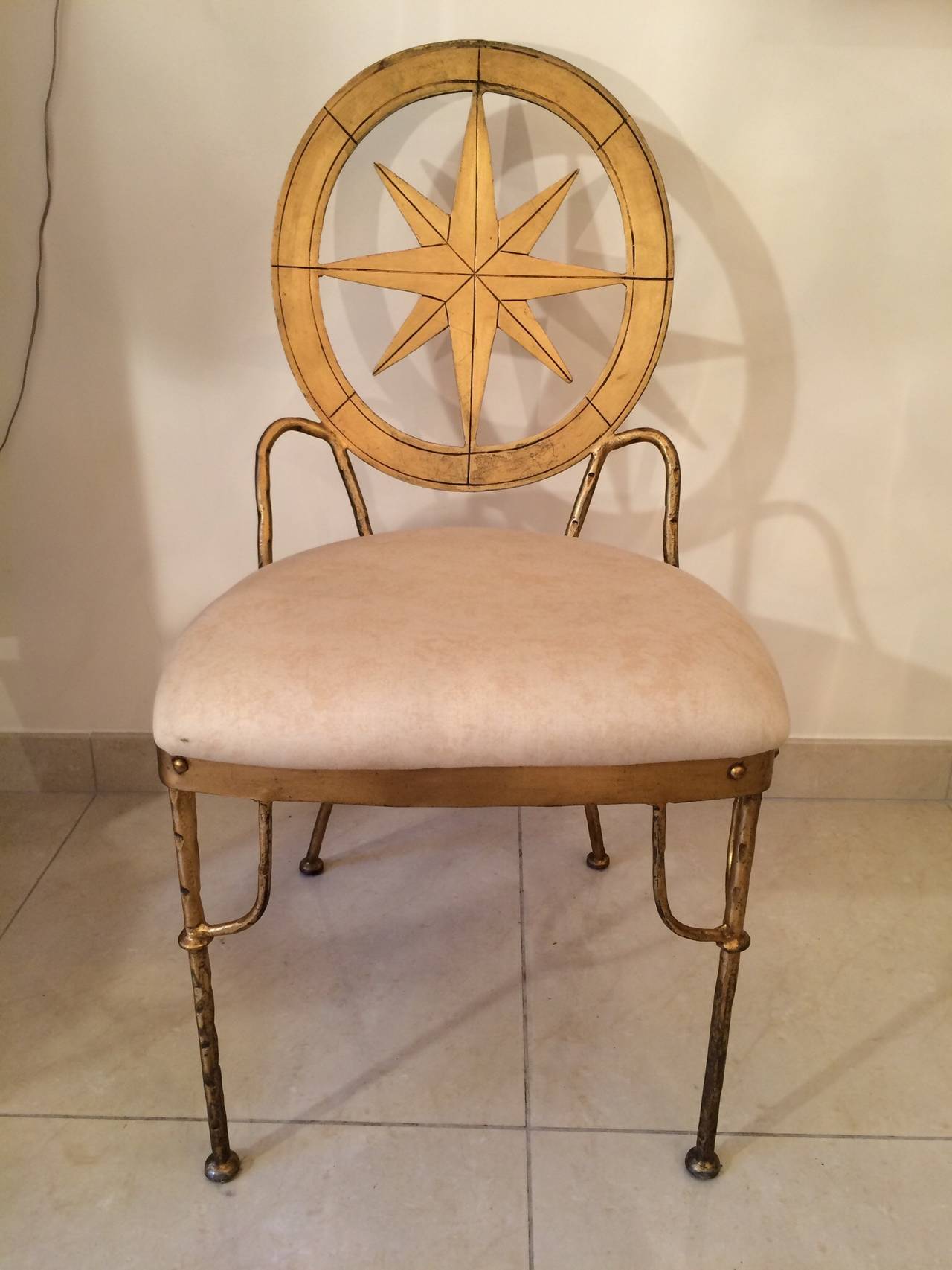 Set of 12 dinning room chairs in wrought iron with a gold leaf patina.
Two armchairs of the same design are also available,
France, circa 1940´s