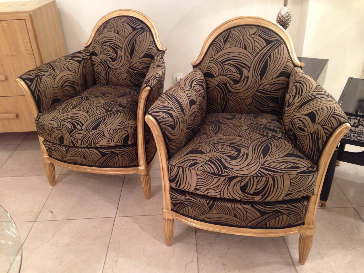 Pair of Art Deco armchairs, gold leaf wood, covered with a new fabric black and gold.
Attributed to Paul Follot.
