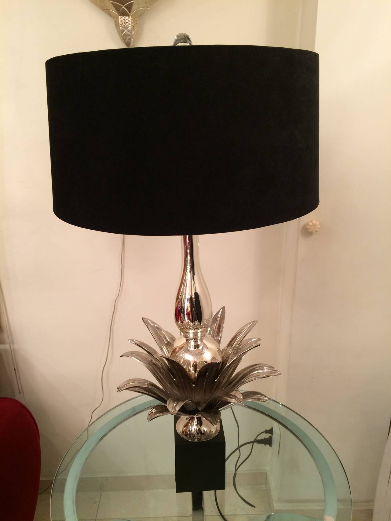 Pair of silvered bronze lamps, base in black bronze, center in silver églomisé glass, new shade in black velvet.
With a silver inside, two lights in each lamp.