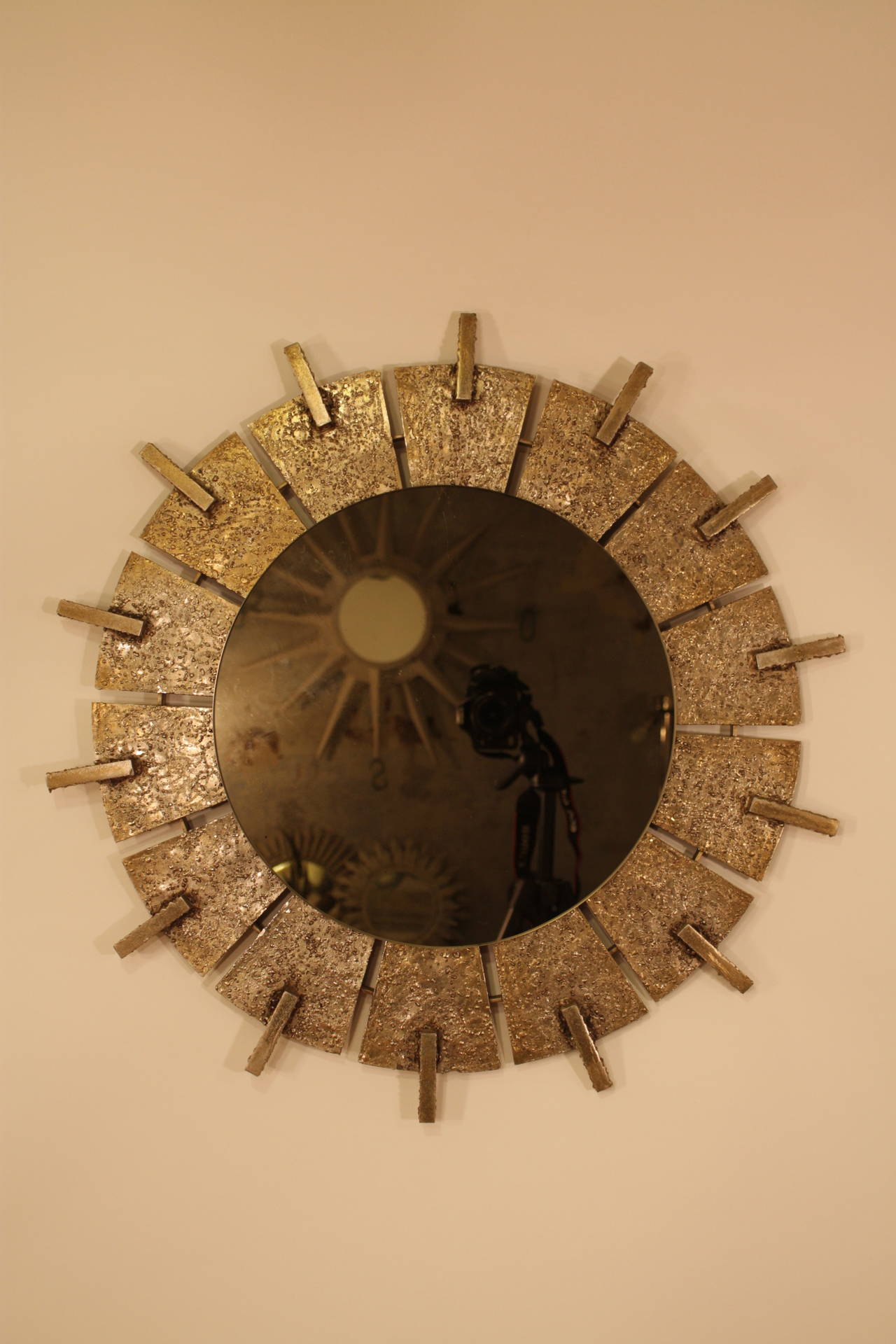Brutalist hand hammered brass circular mirror with drops of metal, and smoked vintage mirror.

Gorgeous to place it alone or creating a wall decoration with other sunburst mirrors.

Spain, 1950s.