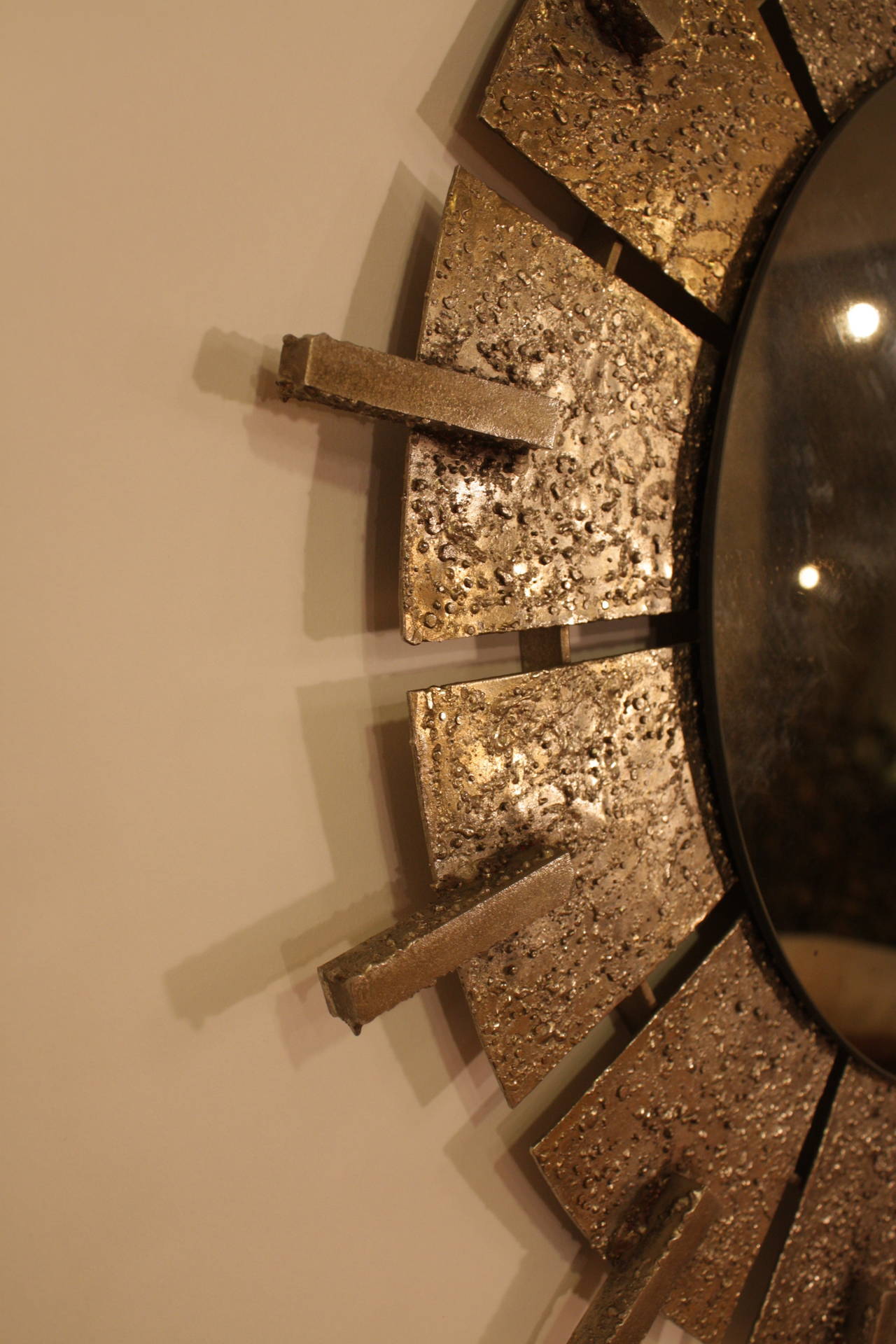 Spanish Brutalist Hand hammered Brass Circular Sunburst Mirror In Excellent Condition In Barcelona, ES