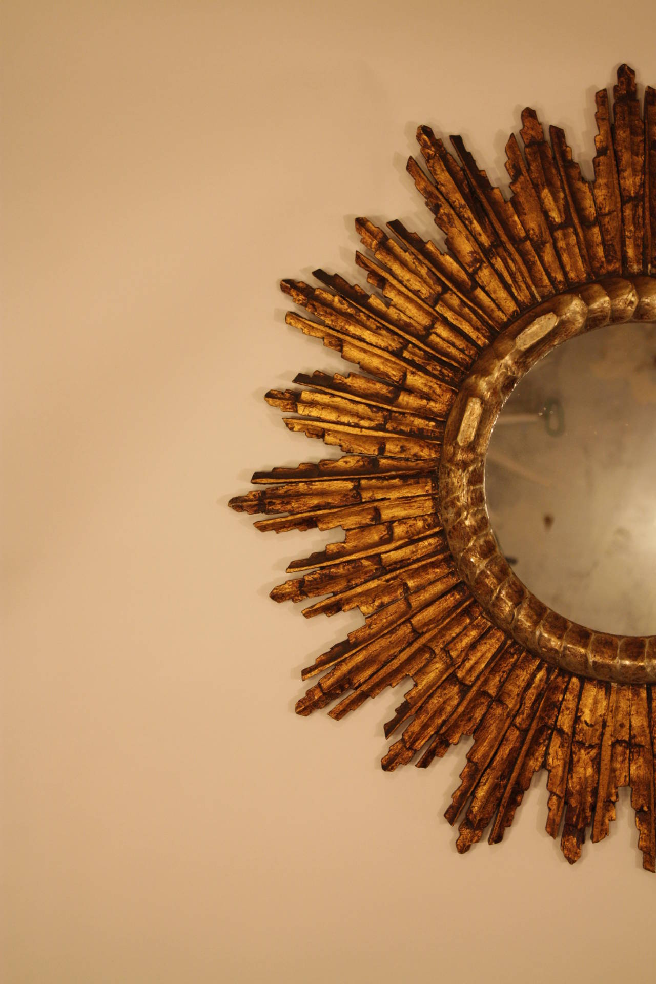 Spanish Giltwood Sunburst Mirror in Baroque Style In Excellent Condition In Barcelona, ES