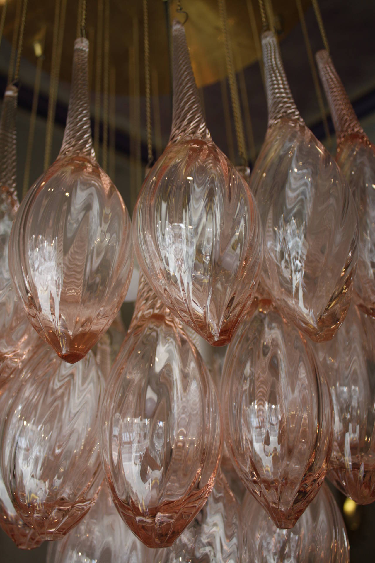 Italian Mid-Century Modern Brass and Pink Murano Glass Teardrop Chandelier In Excellent Condition In Barcelona, ES