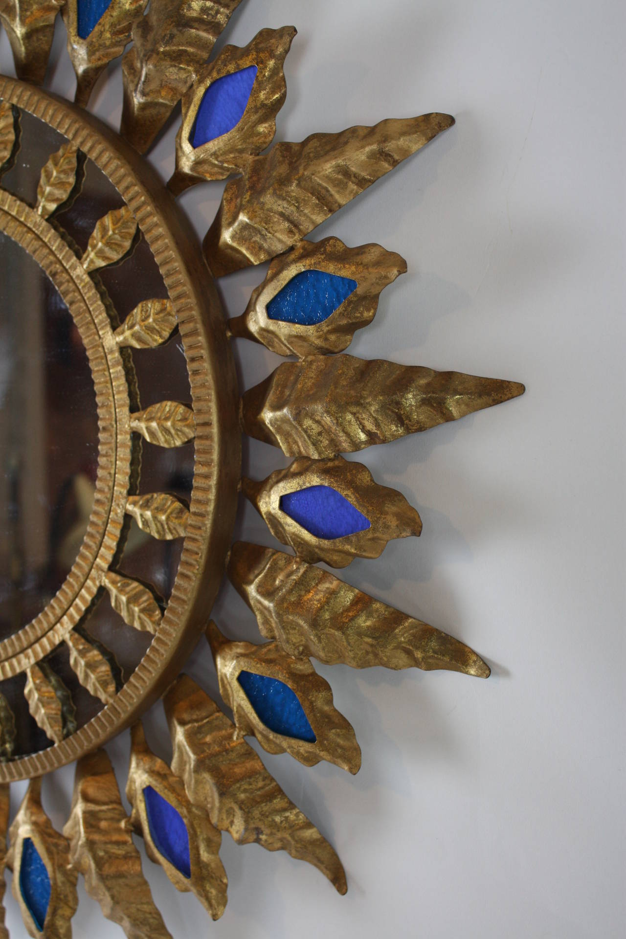 Gilt iron sunburst mirror with blue glasses In Excellent Condition In Barcelona, ES