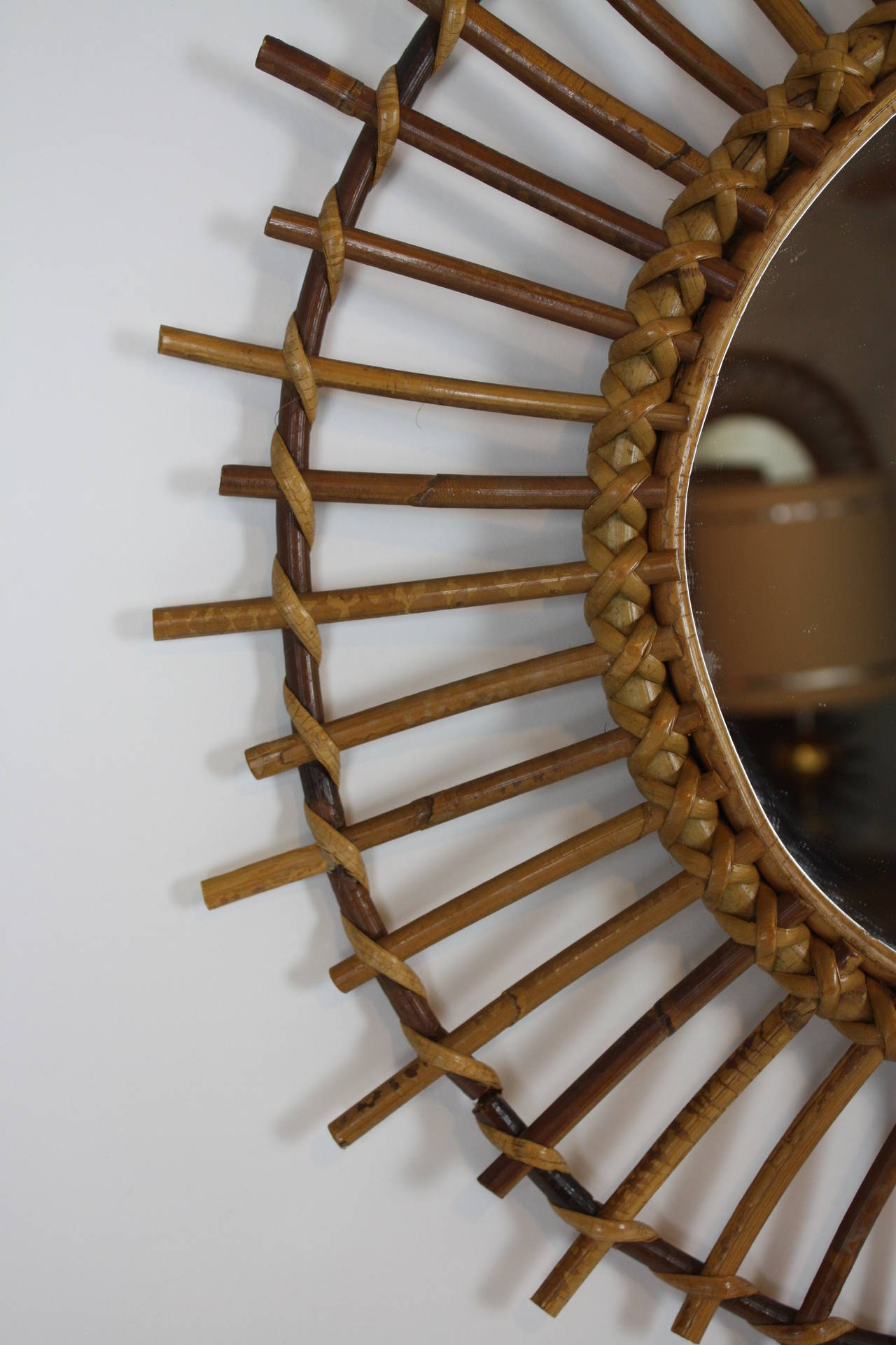 Spanish rattan handcrafted sunburst mirror.

Diameter of the glass mirror:  29 cm