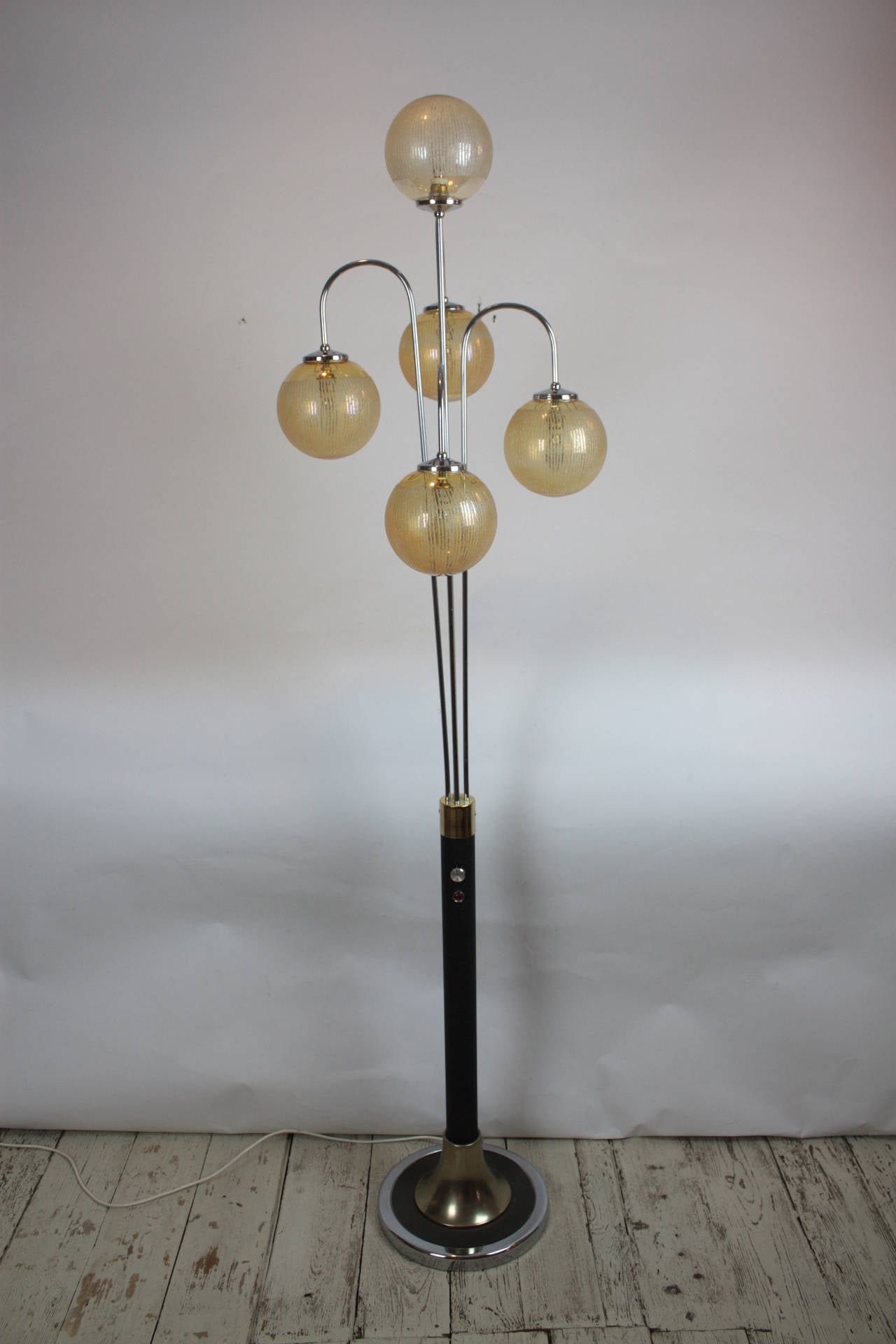 Mid-Century Modern standing lamp with lacquered metal and chrome base and amber engraved glass globe lights. Spain, 1970s.
Measures: 168 cm H x  43 cm diameter.
