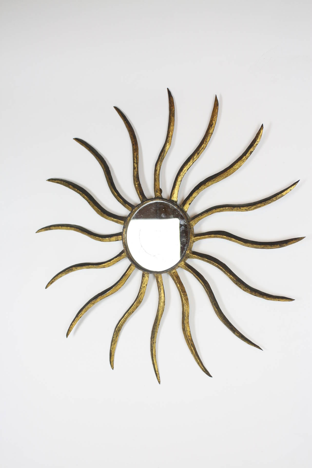Early 20th Century Gilt Iron Sunburst Mirror In Excellent Condition In Barcelona, ES