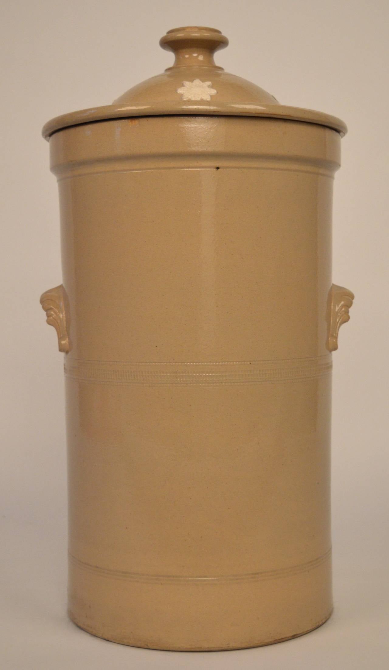 Large 19th century English earthenware water sistern In Good Condition In Antwerp, BE