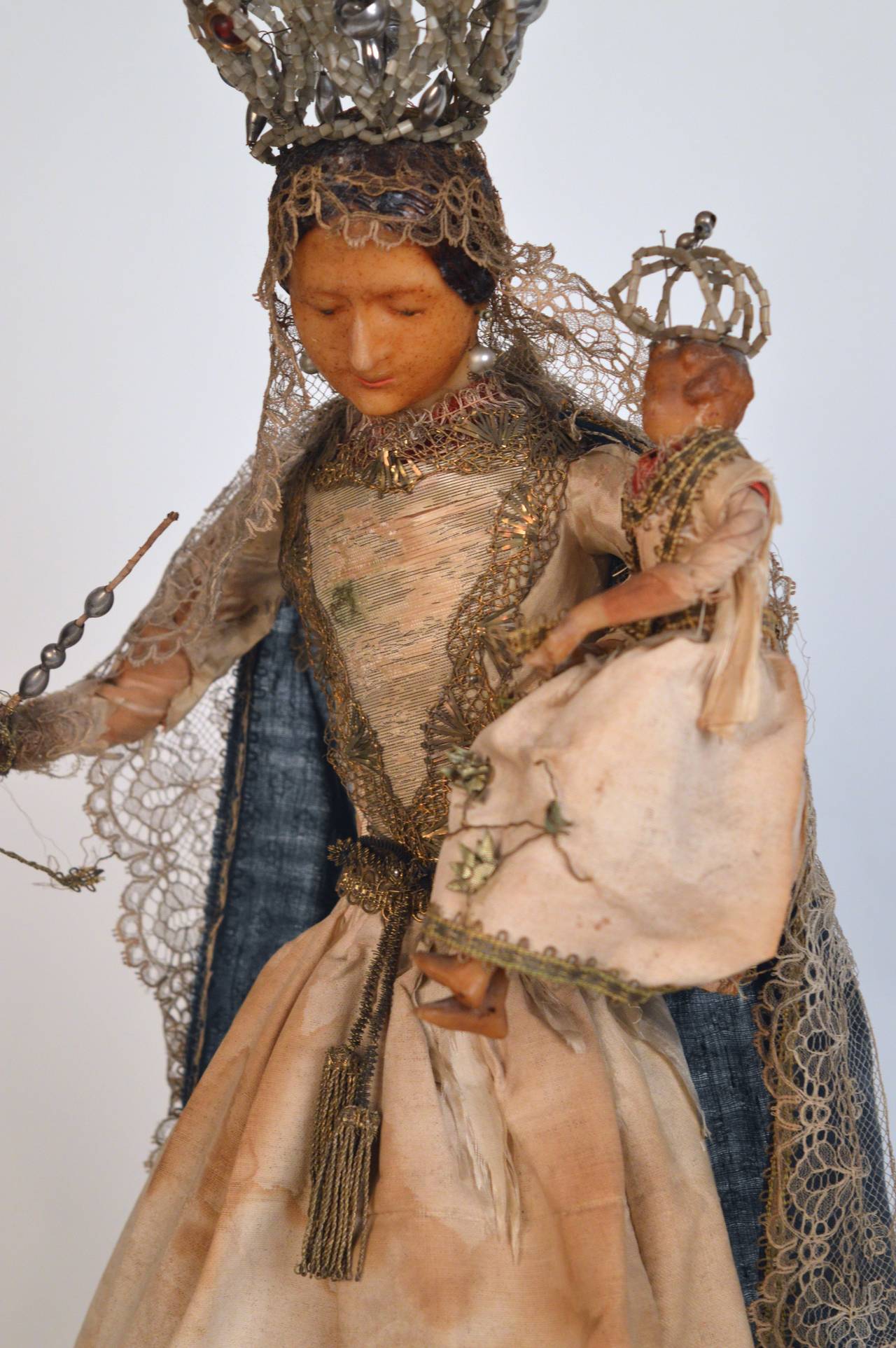 Circa 1790-1810 Belgian wax Chapel statue of the Virgin Mary and Jesus In Good Condition In Antwerp, BE