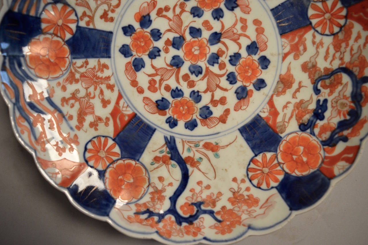 Japanese Imari Meiji Period Charger In Excellent Condition In Antwerp, BE