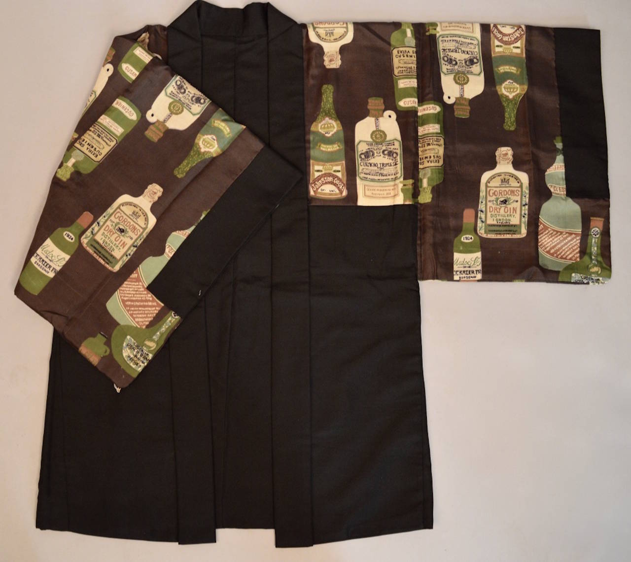 Mens Japanese Silk Haori kimono with Unusual Liquor and Wine Bottle Print In Good Condition In Antwerp, BE
