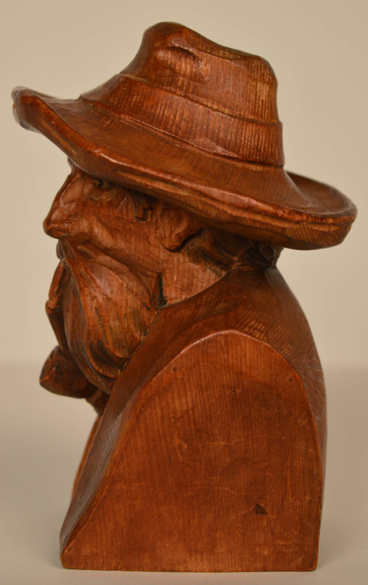 Circa 1930 Continental carved wood bust of a man In Excellent Condition In Antwerp, BE