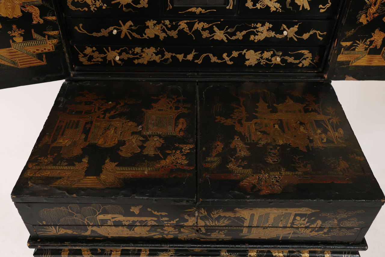 Antique Chinese black & Gilt Chinoiserie decorated desk.
Top has two cabinet doors decorated interior and exterior.

Desk has remove able writing box with a drawer.

Sits on Cabriole legs ending in gilt hairy carved feet.