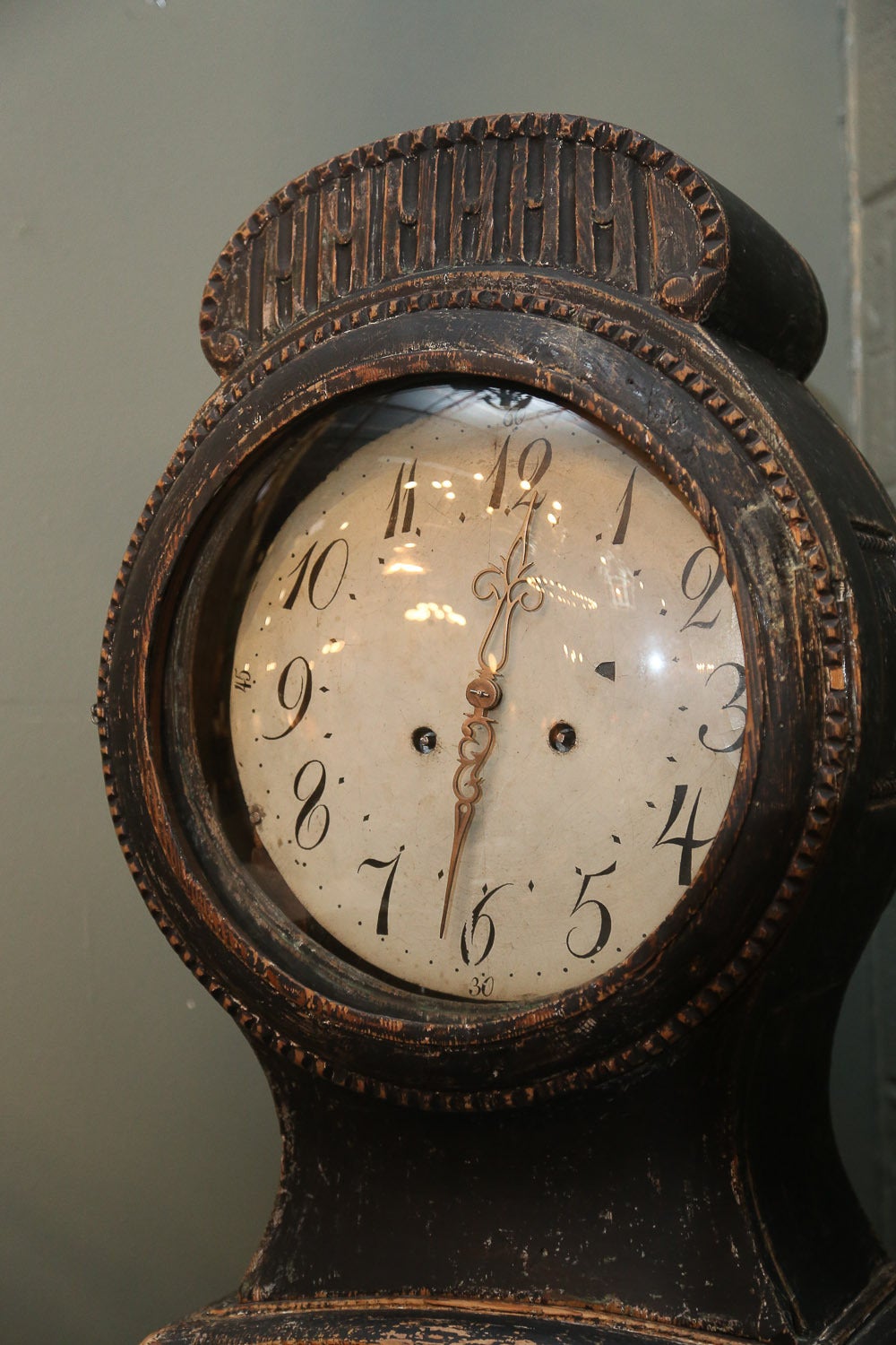 Dark Blue painted Swedish Mora Swedish clock with Gold
painted details.
Top is flutted and around face of clock has carved beading.

Clock in working order with all original parts.