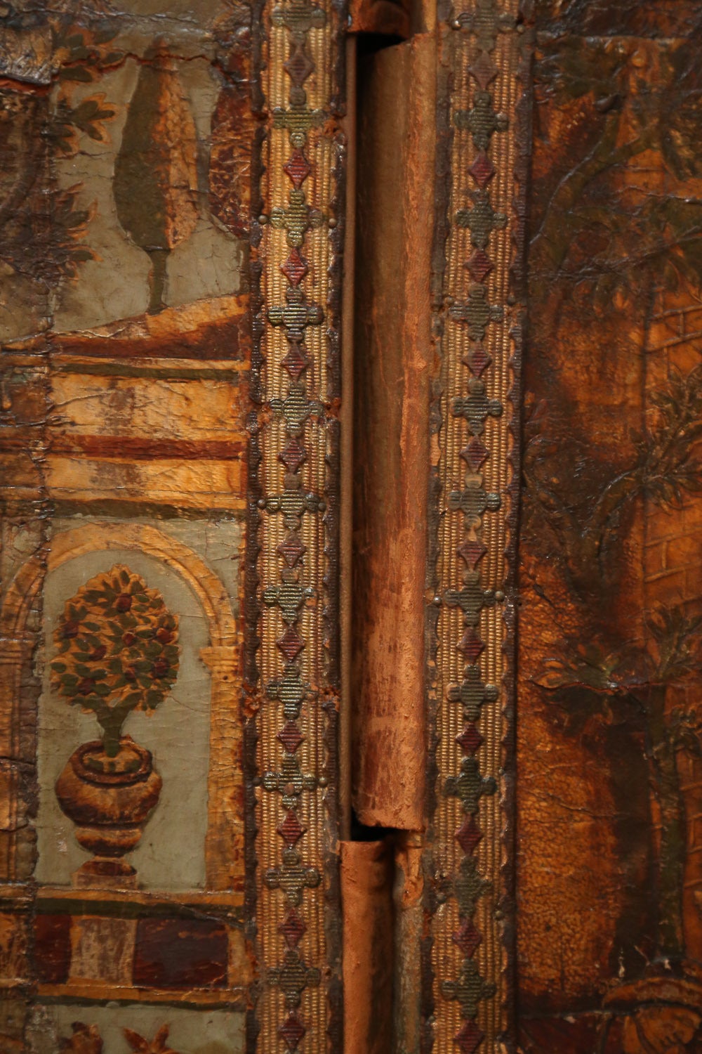 18th Century Large Embossed Venetian Leather Screen For Sale 4
