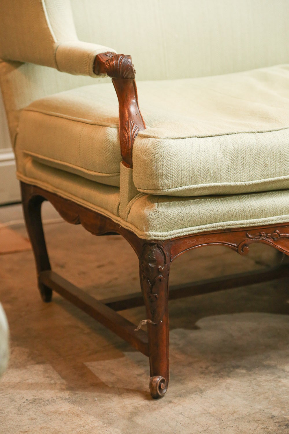Antique French Carved Walnut Settee In Excellent Condition For Sale In Houston, TX
