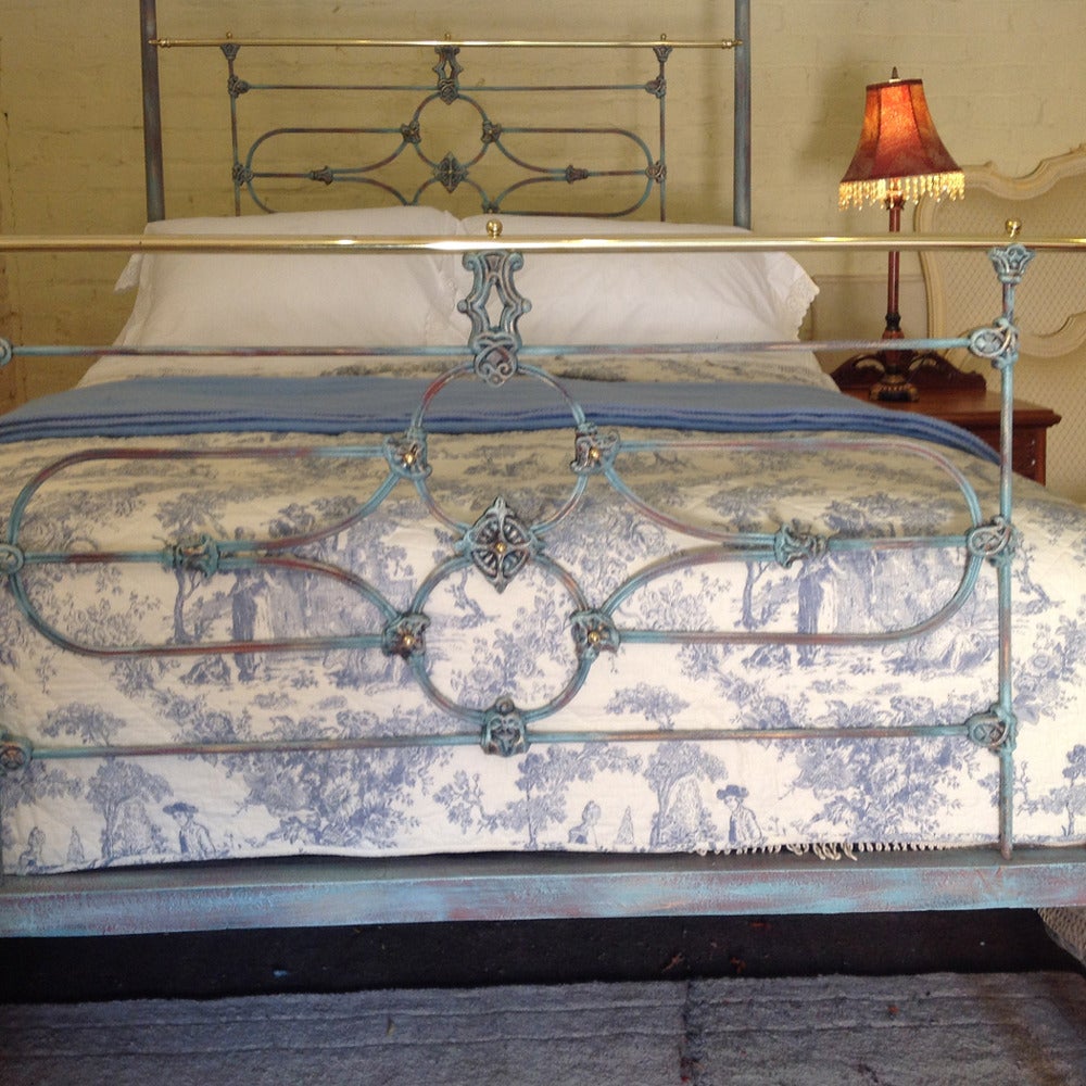 Tapered Post Iron Four Poster in Blue and Brass Bed In Excellent Condition In Wrexham, GB