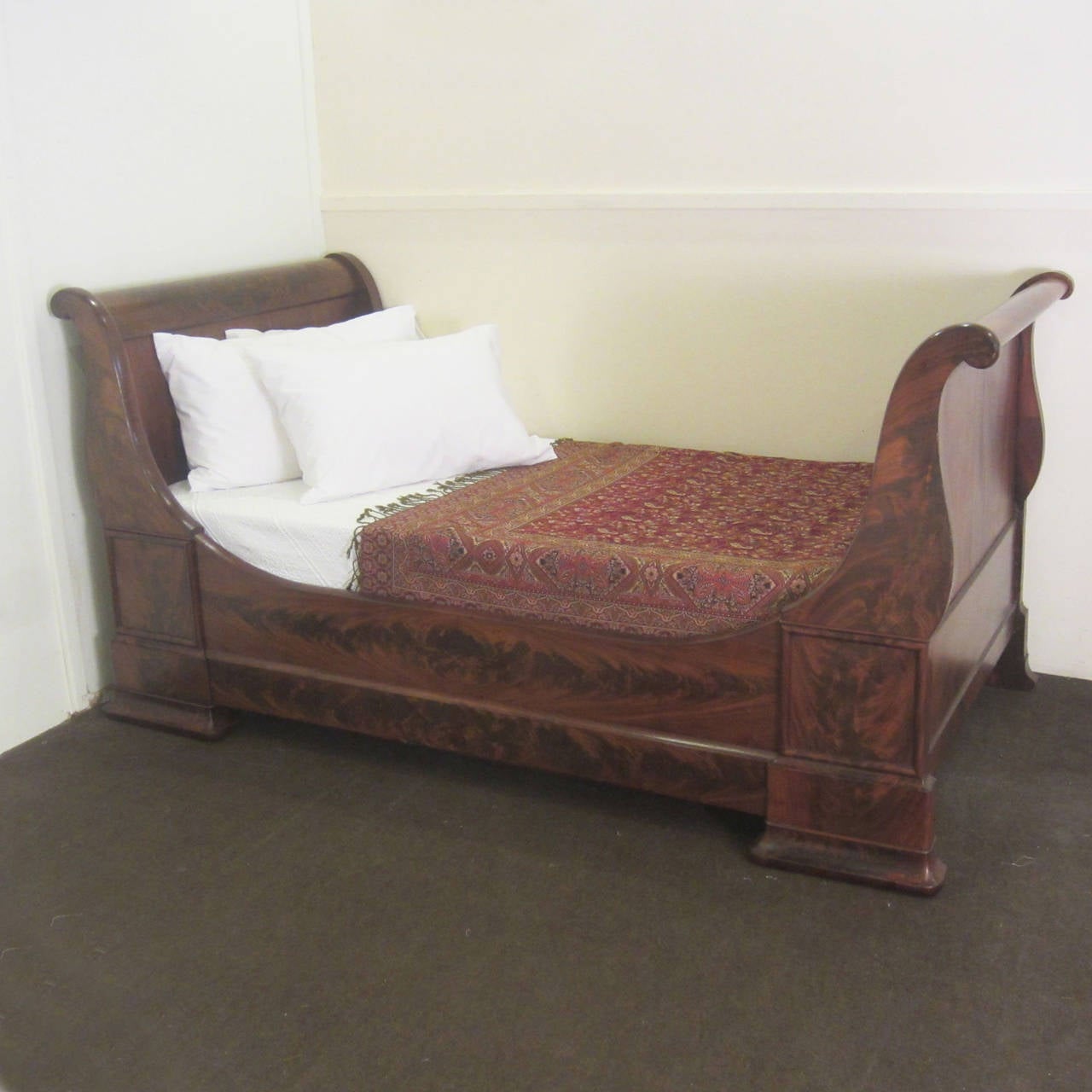 A French Lit Bateau day bed with figured mahogany veneer.

The price includes a specially made base and mattress suitable for a day bed.

Absolute width: 45.5 in (114 cm)
Absolute length: 83 in (211 cm)
Width of base and mattress: 39.5 in (100