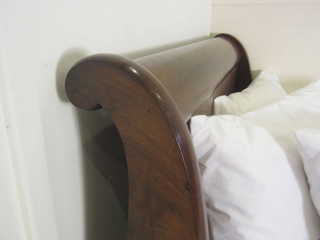 Figured Mahogany Lit Bateau Day Bed In Excellent Condition In Wrexham, GB