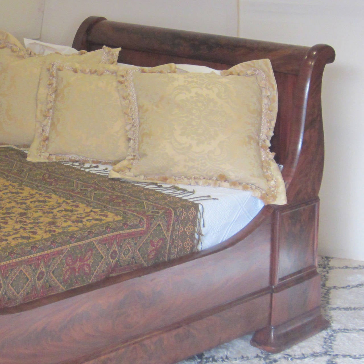20th Century Figured Mahogany Lit Bateau Day Bed