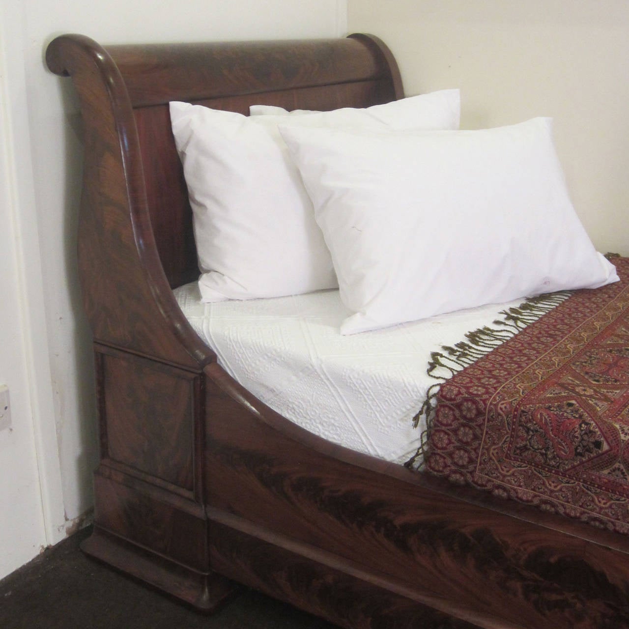 Figured Mahogany Lit Bateau Day Bed 1