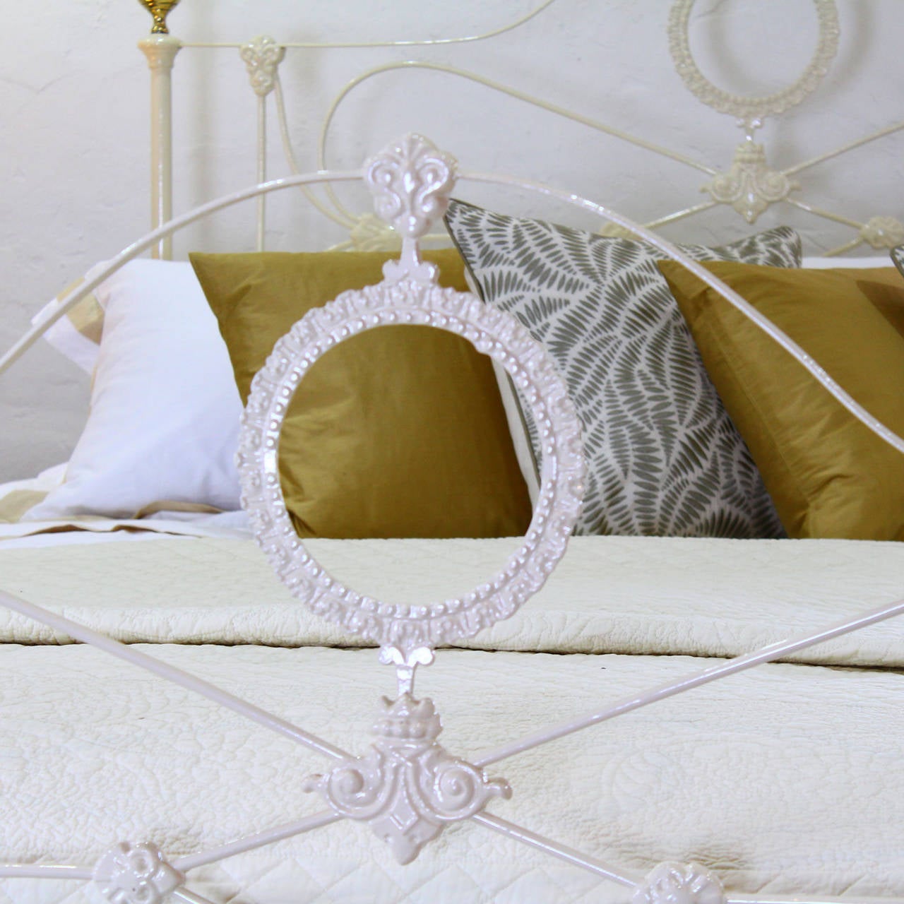 Mid-Victorian Cast Iron Bedstead In Excellent Condition In Wrexham, GB