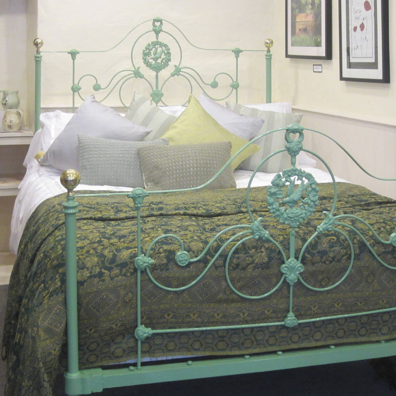 Double Cast Iron Antique Bed In Excellent Condition In Wrexham, GB