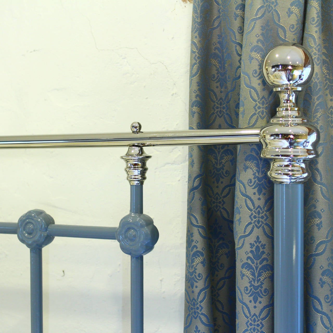 King-Size Brass and Iron Bed In Excellent Condition In Wrexham, GB