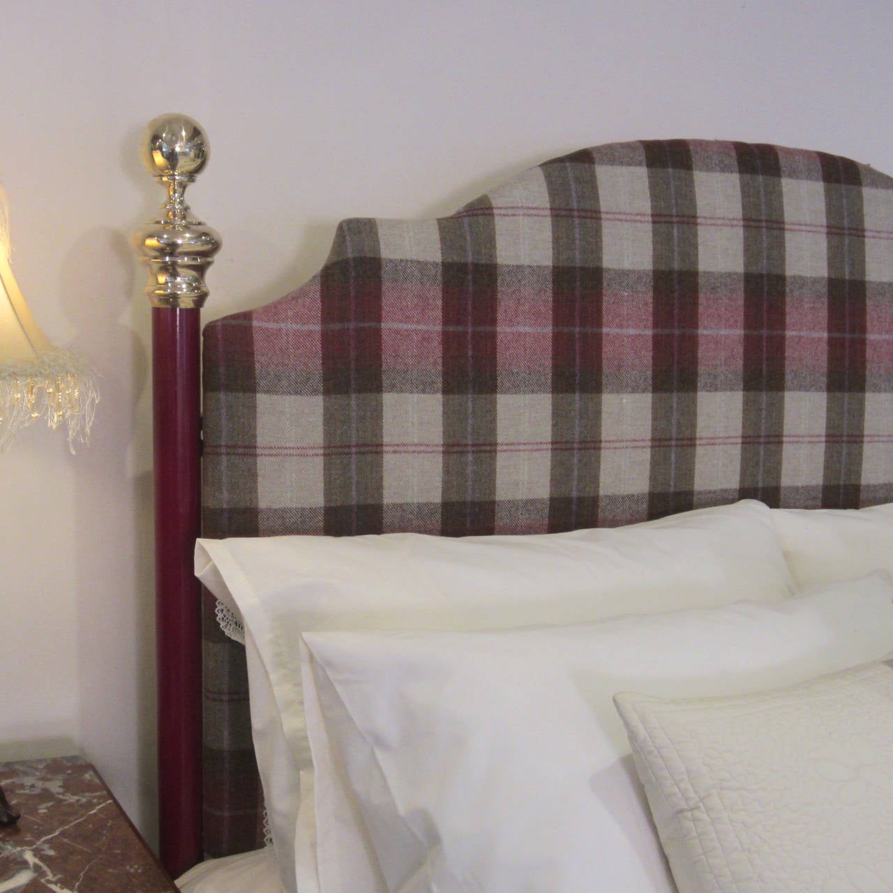 Einzigartiges Kingsize-Bett (amerikanisches Queensize-Bett), von uns entworfen und hergestellt. Ein Bett mit vollem Rahmen ohne Fußteil und mit einem hochwertigen gepolsterten Kopfteil. Dieser Bettrahmen kann in jeder gewünschten Farbe ausgeführt
