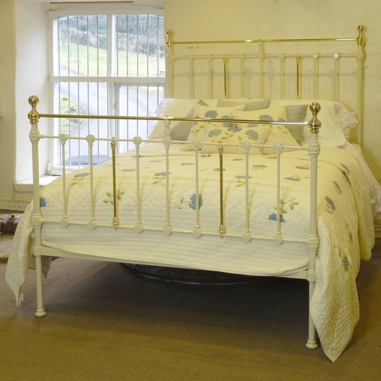 A king-size (American Queen) brass and iron bedstead finished in cream with simple mouldings and straight brass top rails.

This bed accepts a 5 ft wide king-size base and mattress set.

The price is for the bedstead alone. The base, mattress,