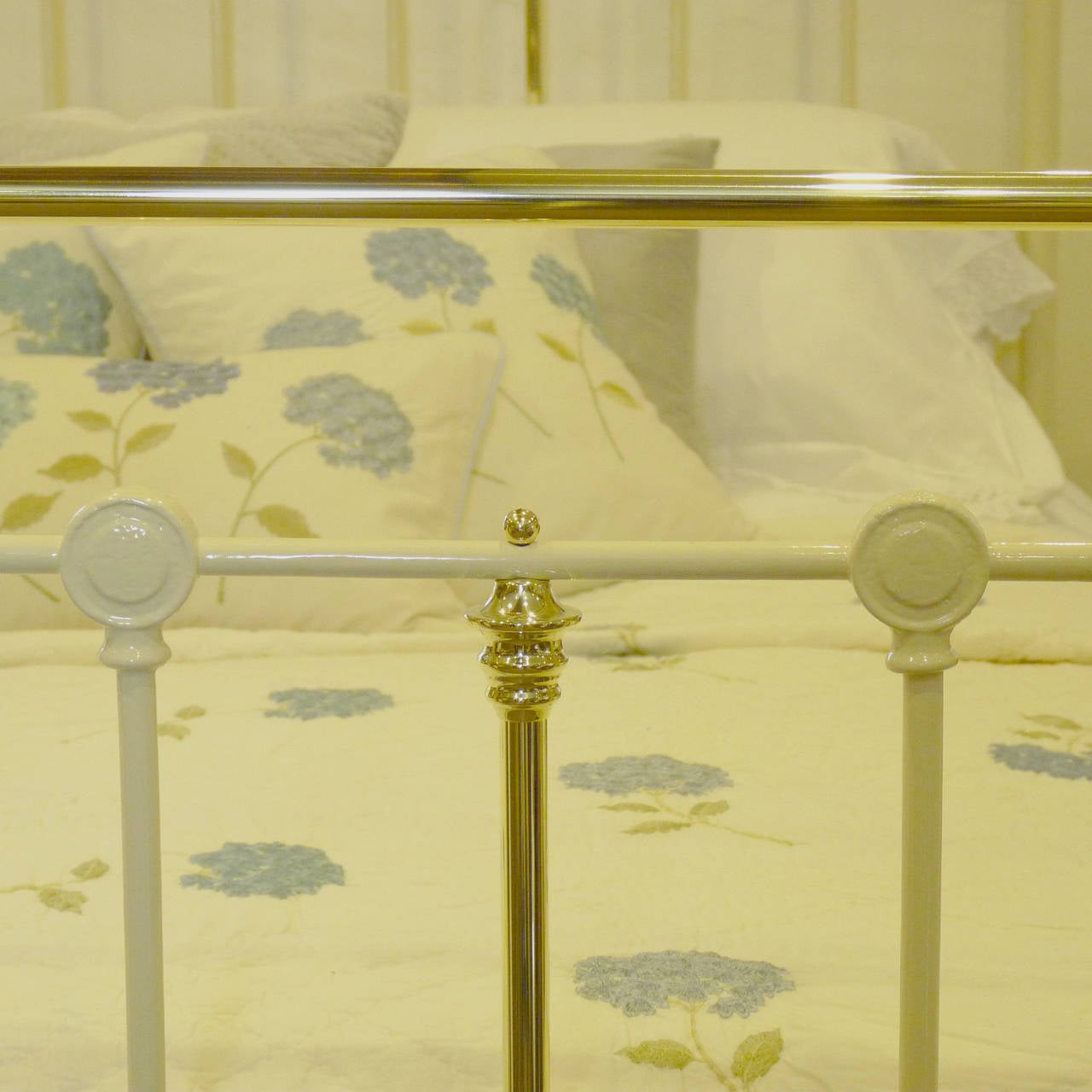 Victorian Brass and Iron Bed In Excellent Condition In Wrexham, GB