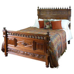Seltenes Bett im gotischen Stil in Nussbaum
