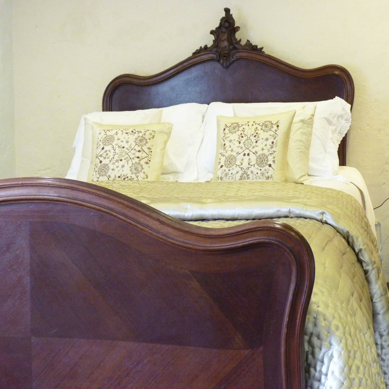A fine quarter veneer panelled Louis XV style antique bed in dark walnut. Circa 1900.

The bed is 5 ft wide (60 in or 150 cm), and accepts a British King Size or an American Queen mattress.

We have adapted this bed to take a 5 ft wide mattress