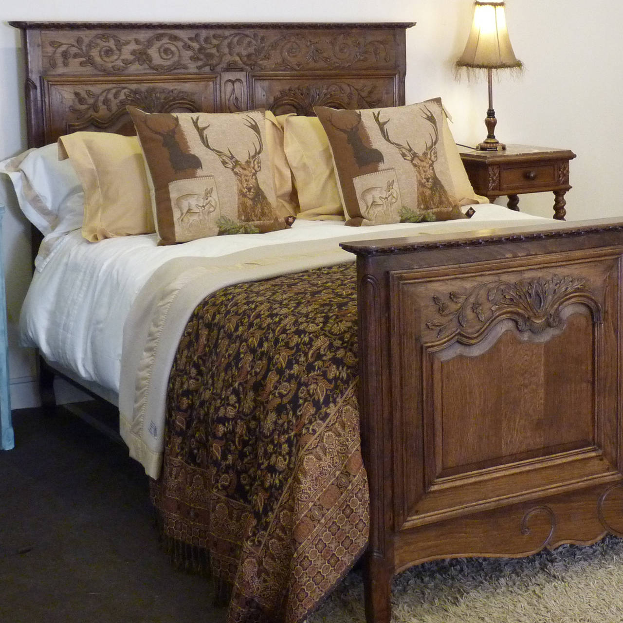 This finely carved oak country piece has a real rustic charm, especially with the two love birds in the centre of the head panel.

The bed accepts a 5 ft wide (60 in or 150 cm) mattress, which is British King Size or American Queen Size.

We