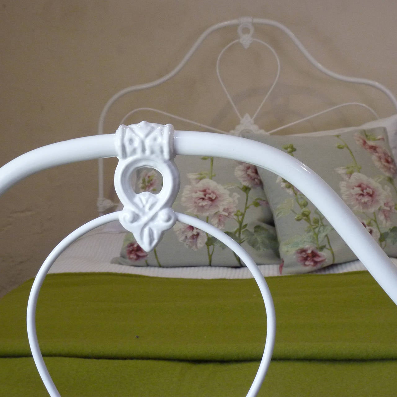 Mid-Victorian Cast Iron Bed In Excellent Condition In Wrexham, GB